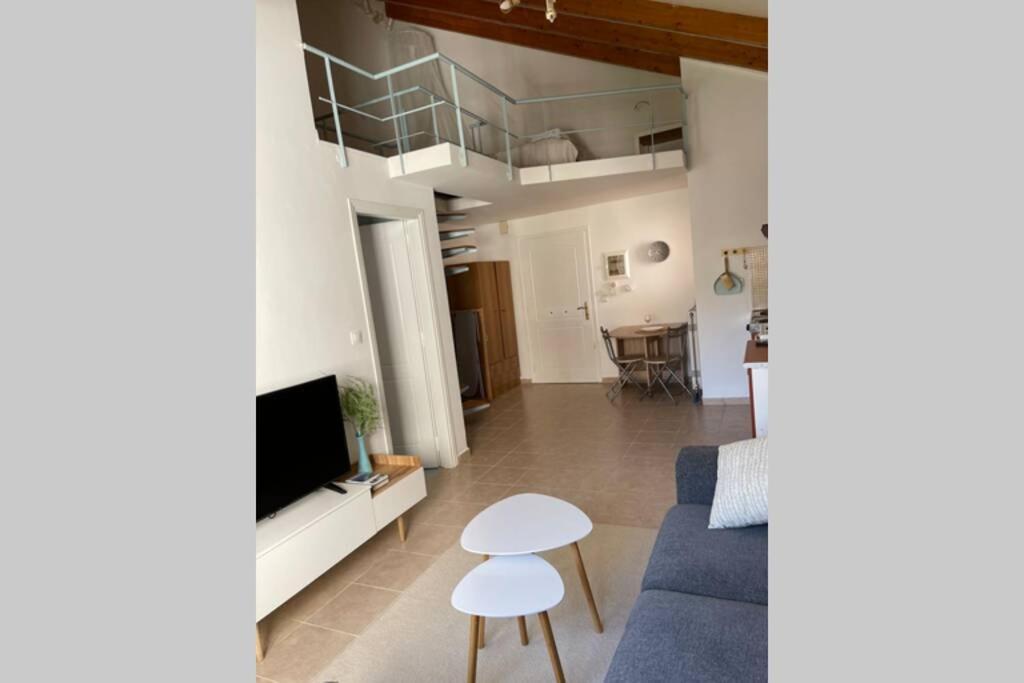 Attic Studio Stay Каламата Екстериор снимка